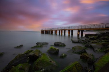 Bir iskelenin uzun pozlu fotoğrafı.