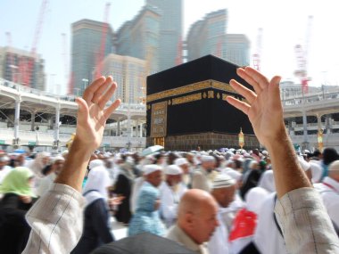 İnsanlar kutsal kabe, Mekke 'de dua ediyorlar.