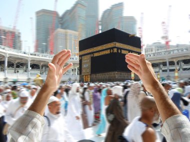İnsanlar kutsal kabe, Mekke 'de dua ediyorlar.