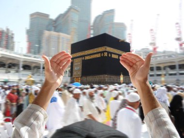 İnsanlar kutsal kabe, Mekke 'de dua ediyorlar.