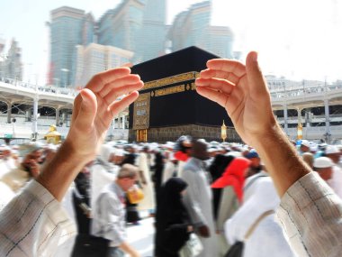 İnsanlar kutsal kabe, Mekke 'de dua ediyorlar.