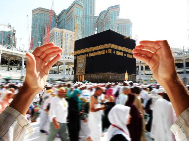İnsanlar kutsal kabe, Mekke 'de dua ediyorlar.