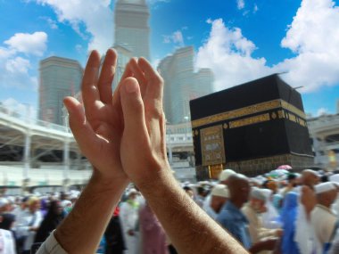 İnsanlar kutsal kabe, Mekke 'de dua ediyorlar.