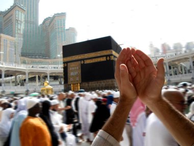 İnsanlar kutsal kabe, Mekke 'de dua ediyorlar.
