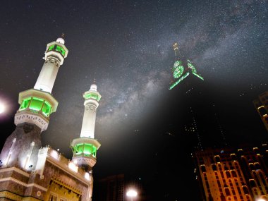 Suudi Arabistan 'ın ilk yenilenmesinde altı olan Mescidi an-Nabawi' deki minarelerin sayısı 1994 yılında Suudi Arabistan 'daki genişleme çalışmalarının on katına çıkarıldı..