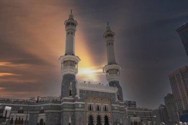 Suudi Arabistan 'ın ilk yenilenmesinde altı olan Mescidi an-Nabawi' deki minarelerin sayısı 1994 yılında Suudi Arabistan 'daki genişleme çalışmalarının on katına çıkarıldı..