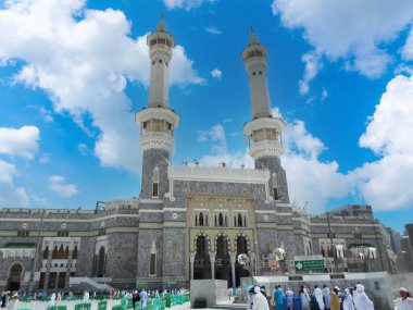 Suudi Arabistan 'ın ilk yenilenmesinde altı olan Mescidi an-Nabawi' deki minarelerin sayısı 1994 yılında Suudi Arabistan 'daki genişleme çalışmalarının on katına çıkarıldı..