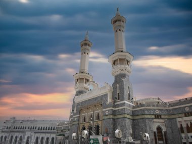 Suudi Arabistan 'ın ilk yenilenmesinde altı olan Mescidi an-Nabawi' deki minarelerin sayısı 1994 yılında Suudi Arabistan 'daki genişleme çalışmalarının on katına çıkarıldı..