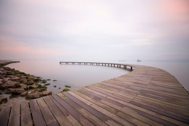 Gün batımında çekilen güzel bir iskele