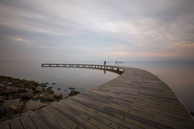 Gün batımında çekilen güzel bir iskele