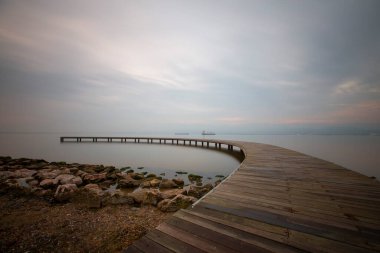 Gün batımında çekilen güzel bir iskele