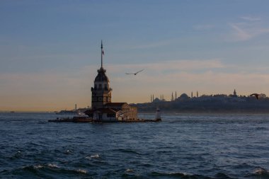 İstanbul, İstanbul 'da bulunan Skdar kıyılarından 200 m (220 yd) uzaklıkta, Boğaz Boğazı' nın güney girişindeki küçük bir adada bir kule..