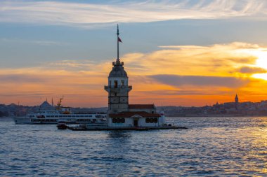 İstanbul, İstanbul 'da bulunan Skdar kıyılarından 200 m (220 yd) uzaklıkta, Boğaz Boğazı' nın güney girişindeki küçük bir adada bir kule..