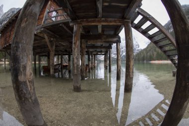 Pragser Wildsee veya Prag Gölü