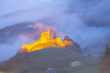 Tyrol, Avusturya. pustertal Vadisi'nde heinfels Kalesi