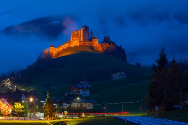 Tyrol, Avusturya. pustertal Vadisi'nde heinfels Kalesi