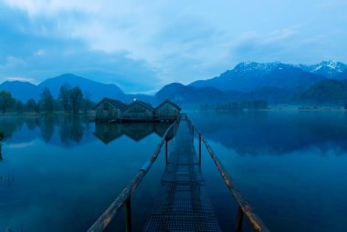 Almanya 'nın Bavyera kentinde yer alan Kochelsee (Kochel Gölü) popüler bir turizm beldesidir..