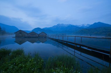 Almanya 'nın Bavyera kentinde yer alan Kochelsee (Kochel Gölü) popüler bir turizm beldesidir..