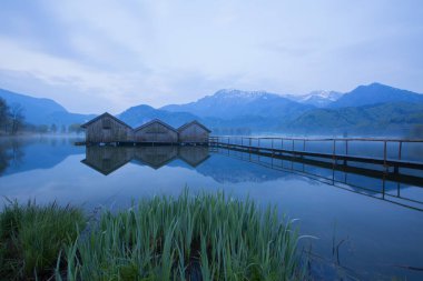 Almanya 'nın Bavyera kentinde yer alan Kochelsee (Kochel Gölü) popüler bir turizm beldesidir..
