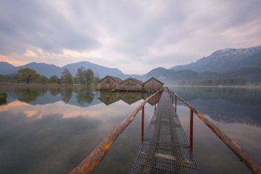 Almanya 'nın Bavyera kentinde yer alan Kochelsee (Kochel Gölü) popüler bir turizm beldesidir..