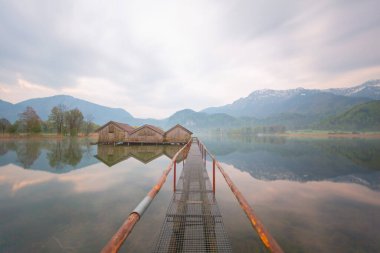 Almanya 'nın Bavyera kentinde yer alan Kochelsee (Kochel Gölü) popüler bir turizm beldesidir..