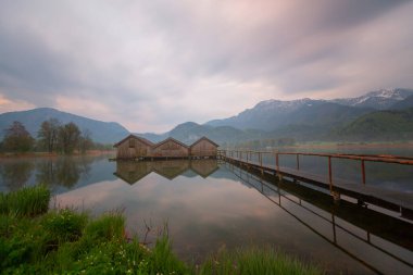 Almanya 'nın Bavyera kentinde yer alan Kochelsee (Kochel Gölü) popüler bir turizm beldesidir..