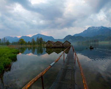Almanya 'nın Bavyera kentinde yer alan Kochelsee (Kochel Gölü) popüler bir turizm beldesidir..