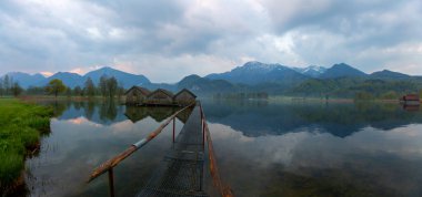 Almanya 'nın Bavyera kentinde yer alan Kochelsee (Kochel Gölü) popüler bir turizm beldesidir..
