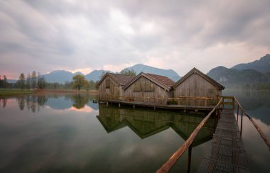 Almanya 'nın Bavyera kentinde yer alan Kochelsee (Kochel Gölü) popüler bir turizm beldesidir..