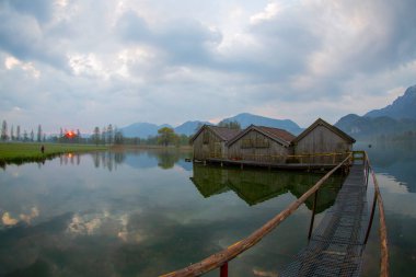 Almanya 'nın Bavyera kentinde yer alan Kochelsee (Kochel Gölü) popüler bir turizm beldesidir..