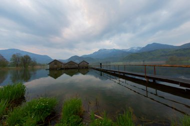 Almanya 'nın Bavyera kentinde yer alan Kochelsee (Kochel Gölü) popüler bir turizm beldesidir..