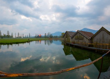 Almanya 'nın Bavyera kentinde yer alan Kochelsee (Kochel Gölü) popüler bir turizm beldesidir..