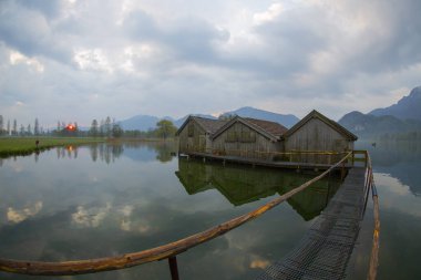 Almanya 'nın Bavyera kentinde yer alan Kochelsee (Kochel Gölü) popüler bir turizm beldesidir..