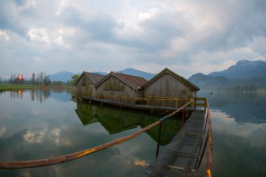 Almanya 'nın Bavyera kentinde yer alan Kochelsee (Kochel Gölü) popüler bir turizm beldesidir..