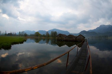 Almanya 'nın Bavyera kentinde yer alan Kochelsee (Kochel Gölü) popüler bir turizm beldesidir..