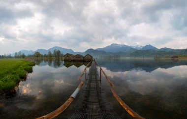 Almanya 'nın Bavyera kentinde yer alan Kochelsee (Kochel Gölü) popüler bir turizm beldesidir..
