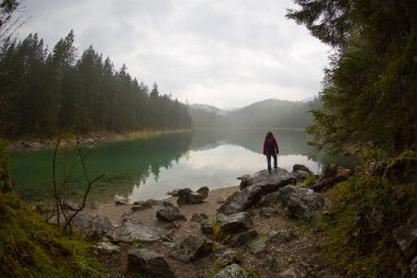 Elbsee, Immenhofen 'den göl boyunca uzanan köprülerden geçmek kolay bir yoldur..