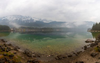 Elbsee, Immenhofen 'den göl boyunca uzanan köprülerden geçmek kolay bir yoldur..