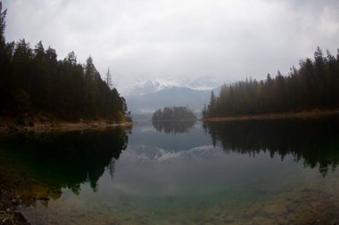Elbsee, Immenhofen 'den göl boyunca uzanan köprülerden geçmek kolay bir yoldur..