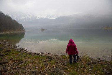 Elbsee, Immenhofen 'den göl boyunca uzanan köprülerden geçmek kolay bir yoldur..