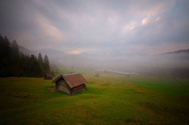 Güzel bir yer olan Geroldsee 'ye giden bir patika var..