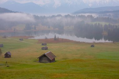 Güzel bir yer olan Geroldsee 'ye giden bir patika var..