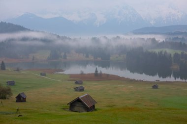 Güzel bir yer olan Geroldsee 'ye giden bir patika var..