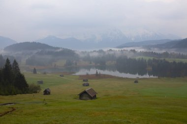 Güzel bir yer olan Geroldsee 'ye giden bir patika var..