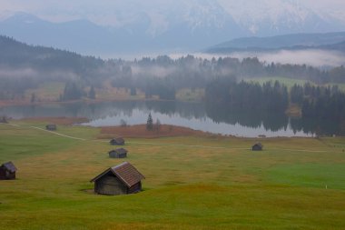 Güzel bir yer olan Geroldsee 'ye giden bir patika var..