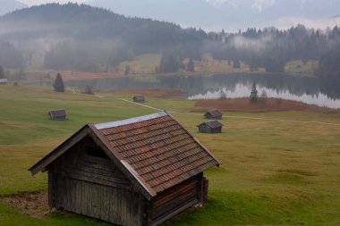 Güzel bir yer olan Geroldsee 'ye giden bir patika var..