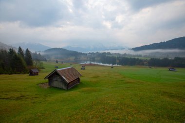 Güzel bir yer olan Geroldsee 'ye giden bir patika var..