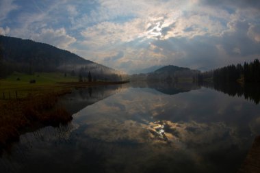 Güzel bir yer olan Geroldsee 'ye giden bir patika var..