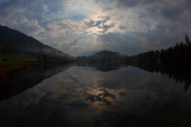 Güzel bir yer olan Geroldsee 'ye giden bir patika var..