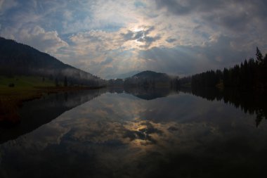 Güzel bir yer olan Geroldsee 'ye giden bir patika var..